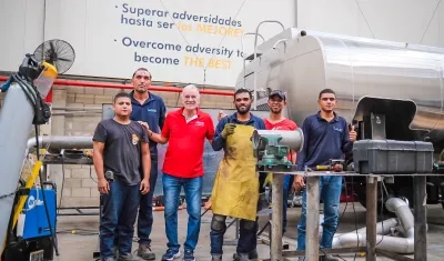 Eduardo Verano en su visita a la zona franca La Cayena.