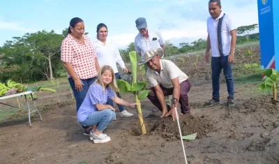 La Gobernadora Elsa Noguera en los campos de Santa Lucía.