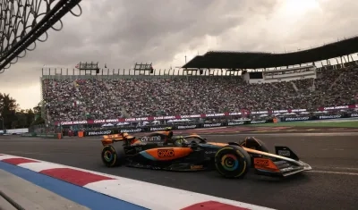 Lando Norris, de la escudería McLaren, conduce su monoplaza en la segunda práctica del Gran Premio de México.