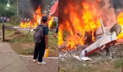 Momento en el que la avioneta cayó en el centro de Cali.