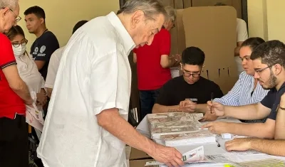 Fuad Char ejerciendo su derecho al voto.