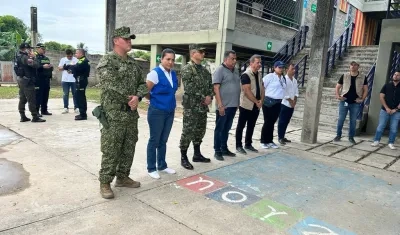 Las autoridades rindieron un minuto de silencio a la contratista de la Registraduría Duperly Arévalo, quien murió en la asonada del viernes en Gamarra
