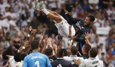 El delantero belga, Eden Hazard, siendo levantado por sus compañeros.