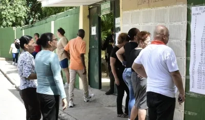 Personas ingresando al colegio Inem para votar.