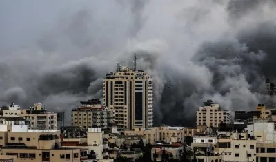 Nubes de humo tras un ataque aéreo israelí en la ciudad de Gaza.
