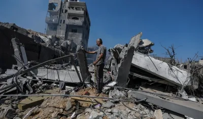 Un palestino inspecciona una casa destruida en el barrio de Al-Ramal.