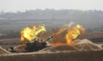 Una unidad de artillería israelí dispara hacia Gaza.