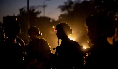 Soldados israelíes se reúnen cerca de Be'eri, Israel.