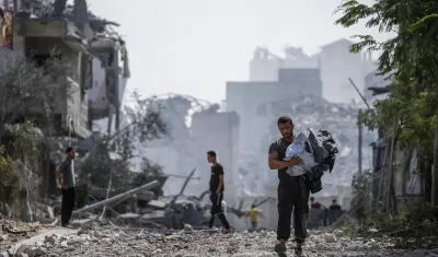 Un palestino caminando entre las ruinas en Gaza.