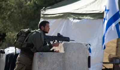 Soldados israelíes bloqueando la carretera que conduce a la frontera entre Israel y el Líbano.