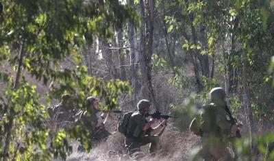  Soldados israelíes patrullan a lo largo de la frontera con el sur de Gaza.
