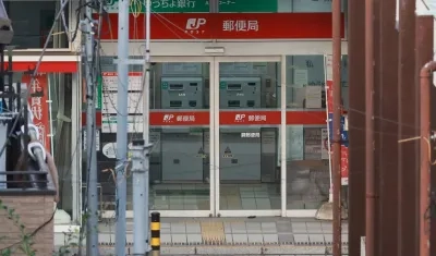 La sucursal de correos en la localidad de Warabi donde el autor del tiroteo está atrincherado.