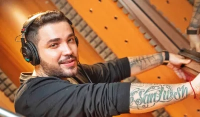 Jessi Uribe en un estudio de grabación.