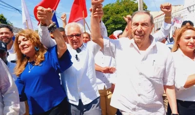 El candidato a la Alcaldía de Soledad, Joao Herrera, junto a su esposa Alba Olaya y Fuad Char.