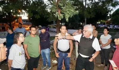 El candidato Joao Herrera visitó anoche las zonas afectadas por las intensas lluvias en Soledad. Y madrugó este jueves.