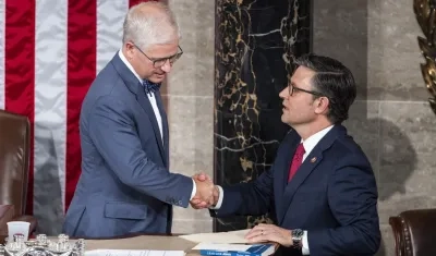 El Representante del Partido Republicano Mike Johnson (derecha).