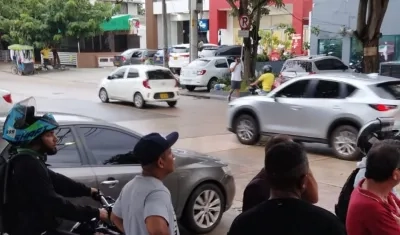 Curiosos en el lugar donde se registró el hecho delictivo. 