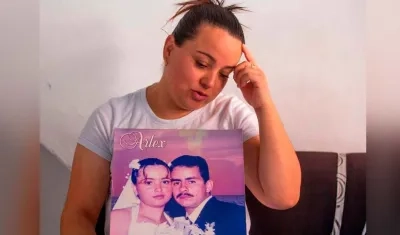 Luz Enith Franco, esposa de Arles Edisson Guzmán Medina, con una foto del día de su matrimonio