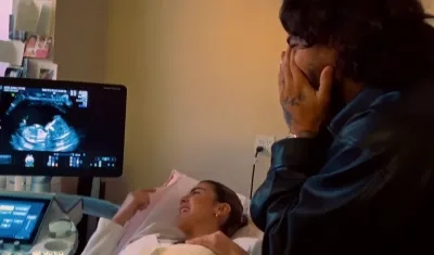 Maluma junto a su pareja Susana Gómez.