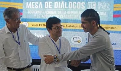 Camilo González, coordinador delegado por el Gobierno colombiano; Danilo Rueda, alto comisionado para la Paz de Colombia; y Andrey Avendaño, vocero de la delegación del Estado Mayor Central de FARC