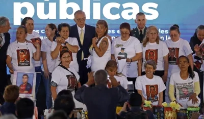 El MinDefensa Iván Velásquez junto a madres de víctimas de falsos positivos.