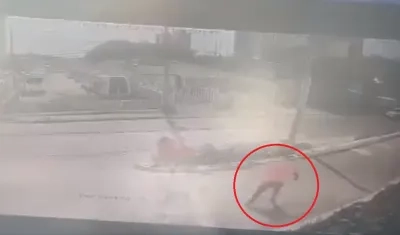 Momento en que se presentó el atraco al turista estadounidense. 