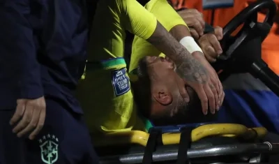  Neymar llora tras salir lesionado de su último juego con la selección de Brasil.