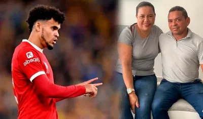 Luis Díaz y sus padres. 