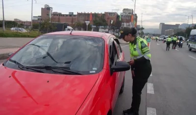 Puesto de control realizado por la Dirección de Tránsito y Transporte de la Policía Nacional.
