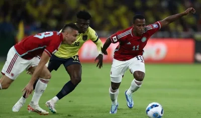 Rafael Santos Borré y Jhon Arias intentan impedir el paso del ecuatoriano Jhoanner Chávez. 