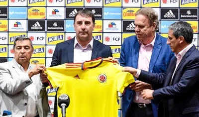 Ramón Jesurun con Néstor Lorenzo y Álvaro González Alzate.