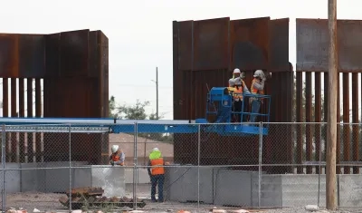 Reforzamiento del muro en la frontera entre Estados Unidos y México. 