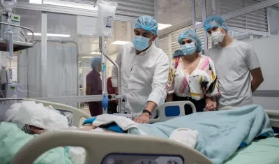 El Registrador Nacional, Alexander Vega, en su visita a sus funcionarias heridas. 