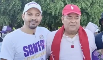 Samuel Santander Lopesierra Rosado, al lado de su padre 'Santa' Lopesierra.