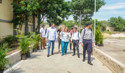 El alcalde Rodolfo Ucrós con los funcionarios del Ministerio de Educación. 