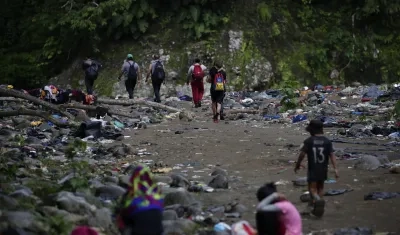 Migrantes cruzando la selva del Darién. 