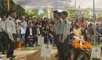   Vista del entierro de un soldado israelí este viernes en el cementerio Monte Herzl.