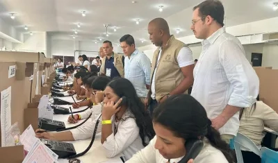 Representantes de Registraduría vigilando el Segundo simulacro de procesamiento de datos electorales.
