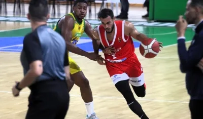 Javier González llevando el balón ante los Cimarrones del Chocó.