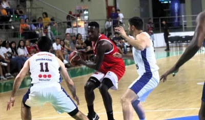 Juan Diego Tello evitando la intercepción de sus defensores.