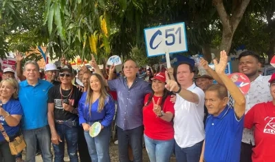 El diputado Federico Ucrós con el senador Efraín Cepeda y varios de sus seguidores.