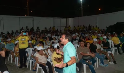 El candidato Alfredo Varela durante una reunión en Soledad.