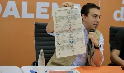 El Registrador Nacional, Alexander Vega, con uno de los tarjetones.