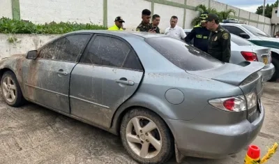 Vehículo Mazda 6 blindado abandonado por los secuestradores. 