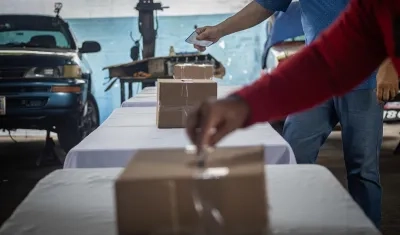 Ciudadanos asisten a votar faltando poco tiempo para el cierre de las mesas.