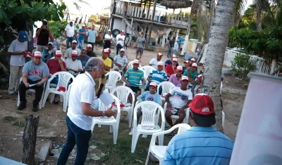 El candidato Eduardo Verano con representantes de la Fundación de Pesca y Servicios Turísticos.