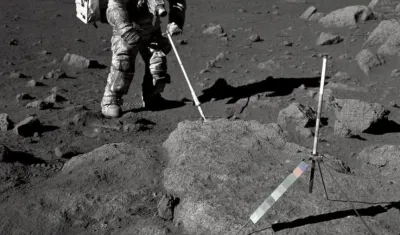 El astronauta del Apolo 17 Harrison Schmitt en 1972, cubierto de polvo lunar.