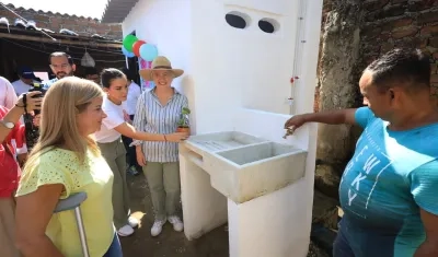 La Gobernadora Elsa Noguera, la Ministra de Vivienda Catalina Velasco y un beneficiario.