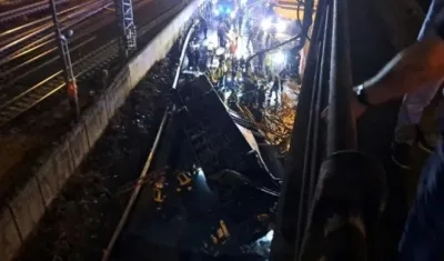 Rescatistas buscan a sobrevivientes del accidente de un bus en Italia