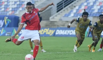 La pena máxima ejecutada por Stiwar Acuña, que marcó en segunda instancia luego de que atajara el portero Juan Jaramillo. 